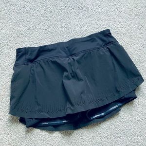 Lululemon Mid-Rise Skirt/Shorts size 4/XS - Black